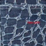 Short de jean azul con estampado de cocodrilo y efecto desgastado.