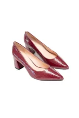 Zapato de salón color borgoña con textura de cocodrilo, punta fina y tacón bloque de 6,5 cm.
