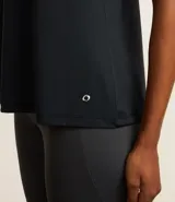 Musculosa deportiva de microfibra color ladrillo, con espalda tipo nadador, escote redondo y perforaciones en toda la prenda.