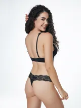 Colaless negra de encaje con elástico fino en la cintura.