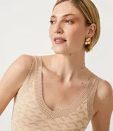 Musculosa de punto color beige con estampado geométrico, escote en V y breteles anchos.