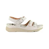 Sandalias bajas color gris claro con tres tiras horizontales con hebillas plateadas y tira trasera con hebilla. Suela beige con diseño ergonómico.