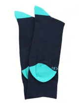 Calcetines grises con talón y puntera naranja y logo bordado en naranja.