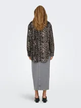 Camisa de Only con estampado de leopardo, corte recto, cuello clásico, cierre frontal con botones, mangas largas y puños abotonados.