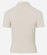 Blusa femenina de algodón certificado, color azul, con cuello polo, cierre de botones y mangas cortas con acabado ondulado.