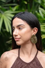 Aros grandes dorados con forma irregular y diseño texturizado.