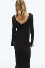 Vestido midi marrón de punto acanalado, con escote redondo y espalda en U, de manga larga y corte entallado. Tiene tajo lateral.