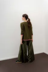 Pantalón ancho de satén de poliéster con spandex, tiro medio y cortes diagonales en las piernas.