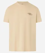 Remera color arena de corte recto, con cuello redondo y mangas cortas. Presenta un pequeño estampado con letras en el lado izquierdo del pecho.