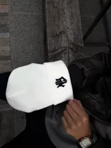 Gorro de lana blanco con logo bordado de New York en negro.