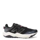 Championes de trail running New Balance Nitrel V6, color negro con detalles en gris y coral.