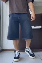 Bermuda de jean azul oscuro, corte ancho a la rodilla.