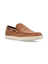 Mocasín de cuero color marrón con cordones decorativos y suela blanca.