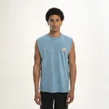 Musculosa celeste con efecto lavado, cuello redondo y logo estampado en el pecho.