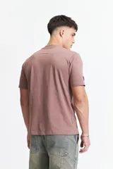 Remera blanca de algodón con cuello redondo y logo estampado en el pecho.