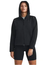 Campera deportiva Under Armour de mujer, modelo Unstoppable Fleece FZ, color negro con capucha y cierre frontal completo. Confeccionada en tejido flexible que transpira y se adapta a los movimientos.