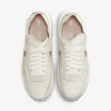 Championes Nike Waffle One para mujer, color blanco con detalles en rosa brillante en el logo y el talón.