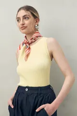 Musculosa rosa de punto acanalado con cuello redondo.