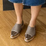 Zapato Pietra color gris con puntera metálica, confeccionado en cuero vacuno.