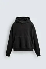 Sudadera negra con capucha ajustable, manga larga, bolsillo tipo canguro y terminaciones en rib.