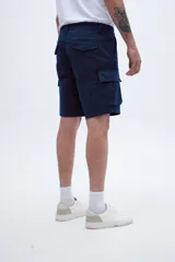 Bermuda cargo azul con bolsillos laterales y bolsillos cargo con solapa y botones.