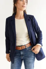Blazer beige de tela agamuzada, corte recto y solapas clásicas.