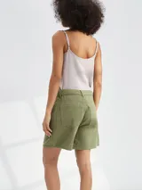 Short color verde grisáceo de tiro alto y corte holgado.