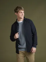 Camisa tipo overshirt color azul marino, confeccionada en tejido piqué.