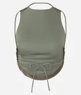 Crop top de encaje color verde militar, con cuello halter y espalda descubierta.