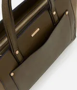 Cartera mediana color beige con paneles laterales de gamuza, doble asa de mano y correa larga desmontable.