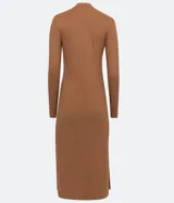 Vestido midi ajustado de manga larga y cuello alto, color marrón terracota, confeccionado en tejido de viscosa acanalada.
