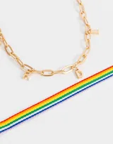 Set de dos chokers: uno con cadena dorada y dijes de letras, y otro con cinta de arcoíris.