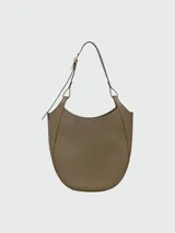 Bolso bandolera de cuero color tostado, con correa ajustable y cierre superior.