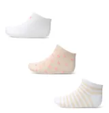 Pack de tres pares de medias de algodón Miss Carol, corte trainer. Incluye un par blanco liso, un par color crema con lunares rosas y un par blanco con rayas horizontales color crema.