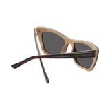 Lentes de sol de madera con marco rectangular y lentes grises. Diseño con vetas de madera horizontales en tonos marrones y negros.