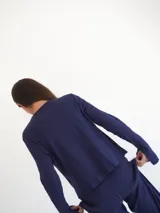 Saco color beige de tejido de punto con textura acanalada.