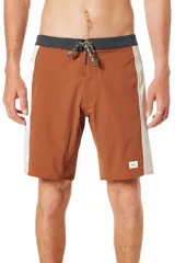 Short de baño color ladrillo con laterales en beige y cintura elastizada en gris oscuro.