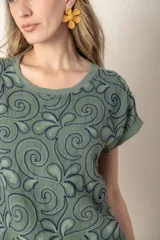 Remera verde con estampado de hojas en azul marino, de lino en el frente y algodón en la espalda.