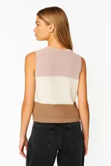 Musculosa viscosa con diseño color block en tonos rosa, beige y marrón, calada y ajustada al cuerpo, con cuello a la base.