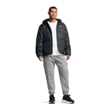 Campera aislante negra con capucha y logo de Under Armour en el pecho.