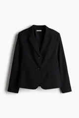 Blazer negro de botonadura sencilla con solapas de muesca, bolsillo superior insertado y bolsillos delanteros. Modelo con hombreras, botonadura frontal, botón decorativo en los puños y abertura atrás.