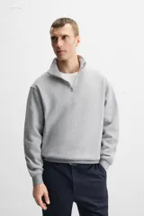 Sudadera negra de cuello alto con cierre frontal de cremallera, corte relaxed fit, manga larga y terminaciones en rib.