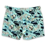 Short de baño celeste con estampado de motivos marinos en tonos azules y marrones. Tiene pretina fija con hebillas metálicas laterales, botón a presión y cierre frontal. Incluye tres bolsillos, interior de mesh hipoalergénico y accesorios waterproof.