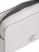 Bandolera rectangular color blanco con logo metálico plateado de Calvin Klein en el frente.