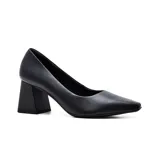 Zapato de cuero negro, con punta fina y taco cuadrado.