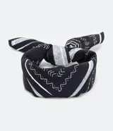 Bandana negra con estampado de líneas y figuras geométricas en blanco.
