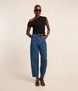 Blusa negra de crepé con corte asimétrico, manga corta y drapeado lateral.