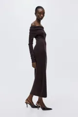Vestido tobillero de punto fino suave color marrón oscuro, con escote off-the-shoulder con doblez ancho y mangas largas.