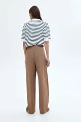 Pantalón sastre marrón de punto crepé con pinzas, tiro alto, cintura elástica, cinturón decorativo con hebilla de metal y piernas amplias rectas.