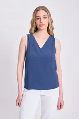 Musculosa azul con escote en V y sisas anchas.